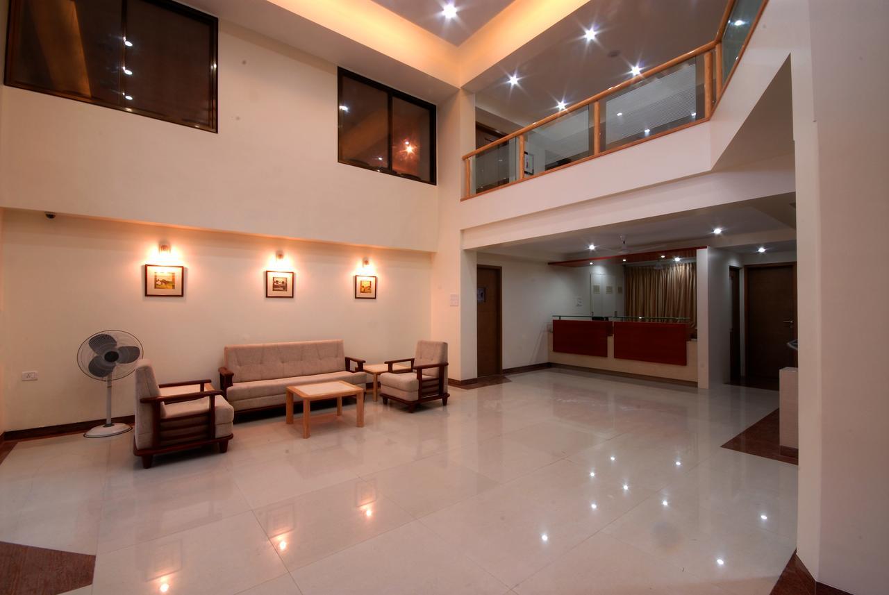 נאסיק Hotel New Holiday Plaza מראה חיצוני תמונה