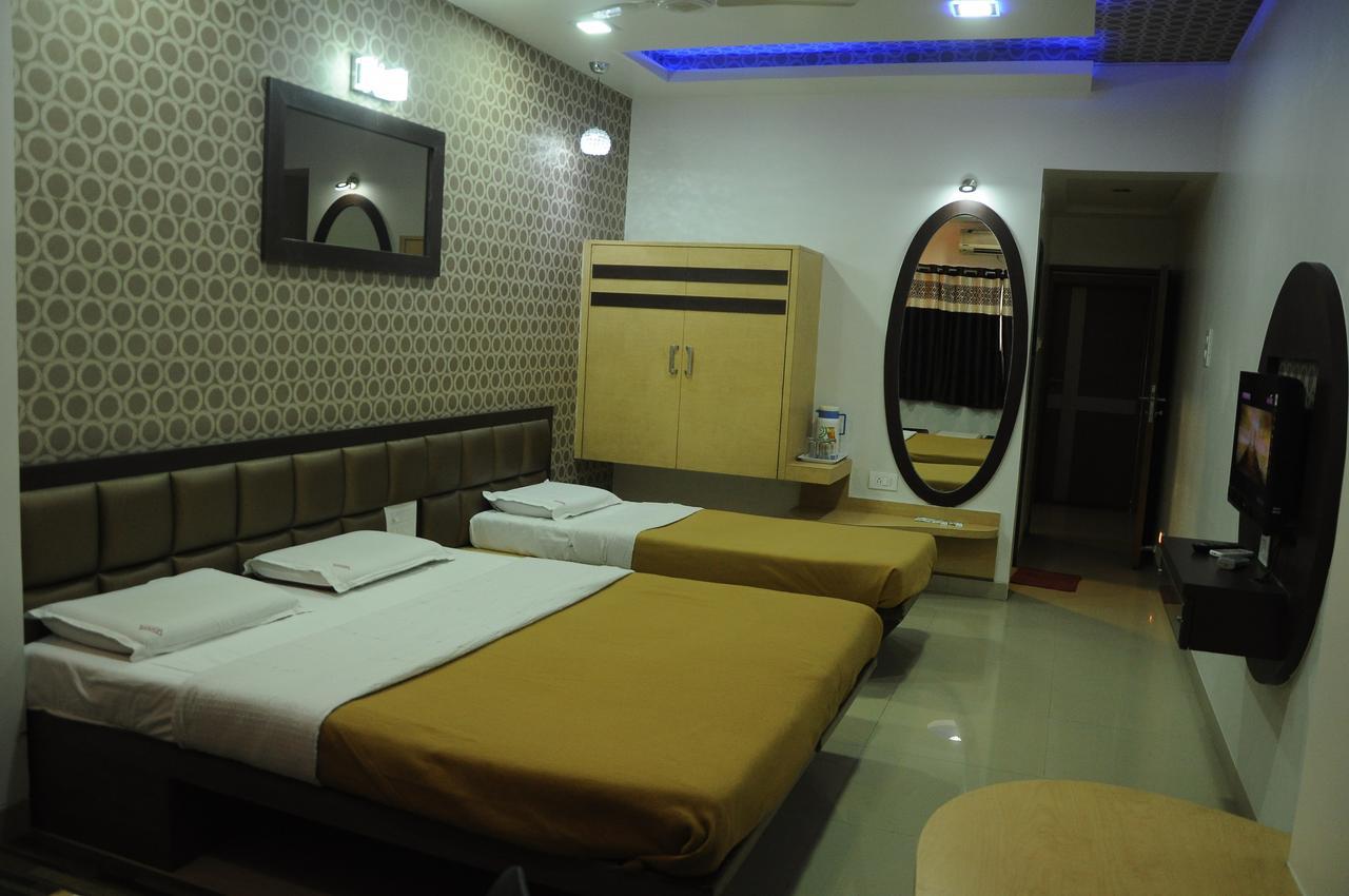 נאסיק Hotel New Holiday Plaza מראה חיצוני תמונה
