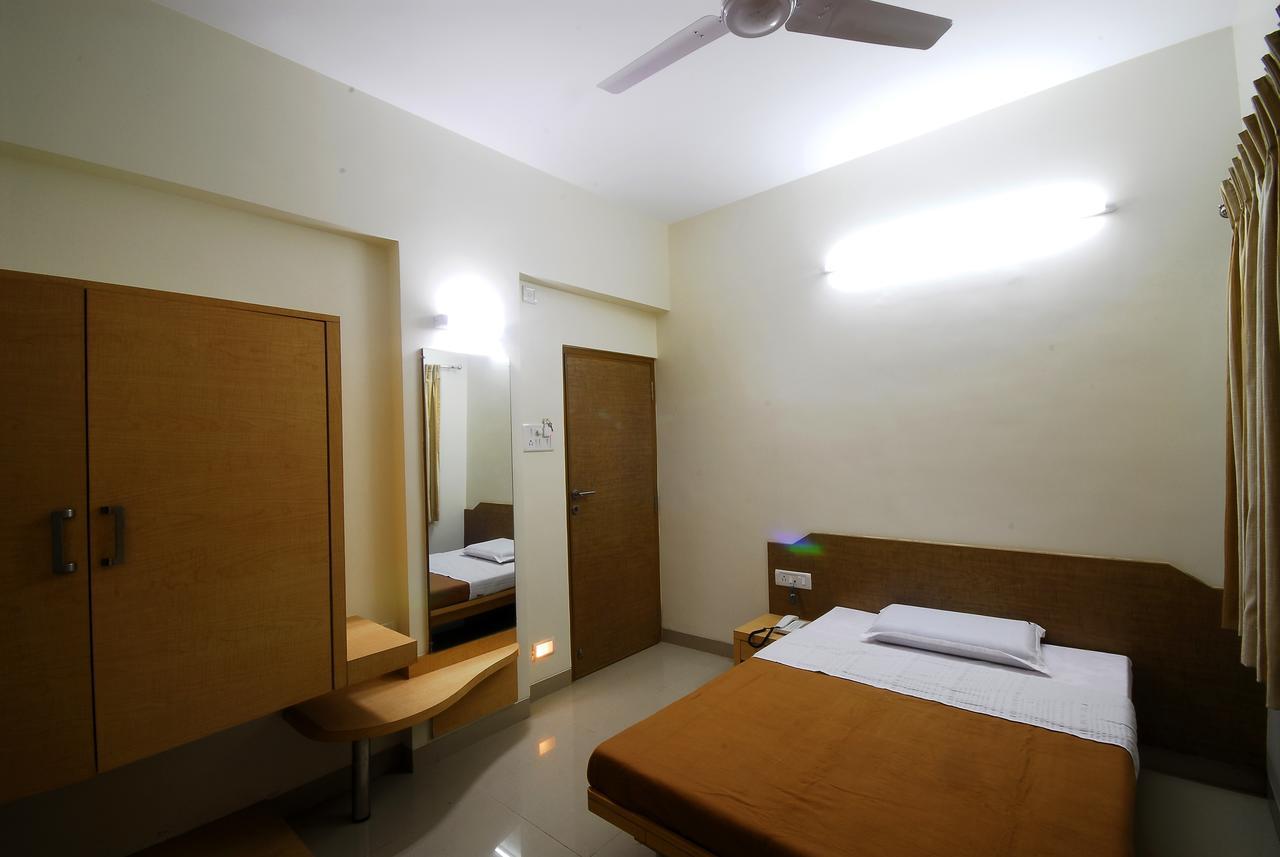 נאסיק Hotel New Holiday Plaza מראה חיצוני תמונה