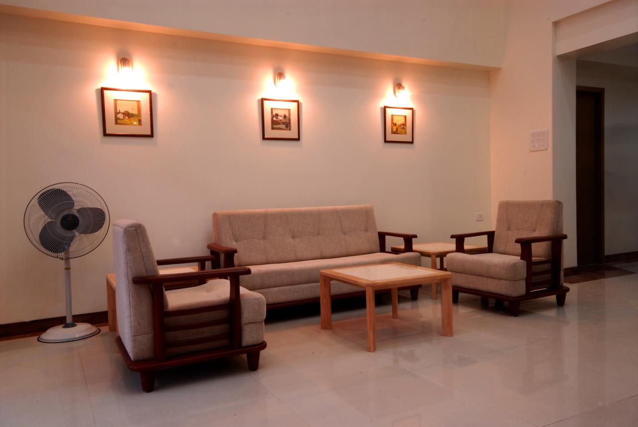 נאסיק Hotel New Holiday Plaza מראה חיצוני תמונה