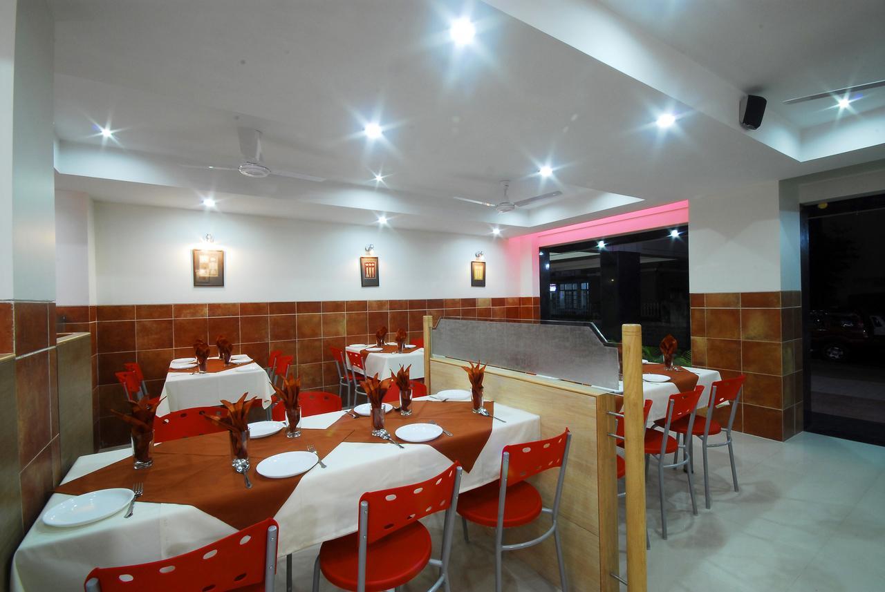 נאסיק Hotel New Holiday Plaza מראה חיצוני תמונה