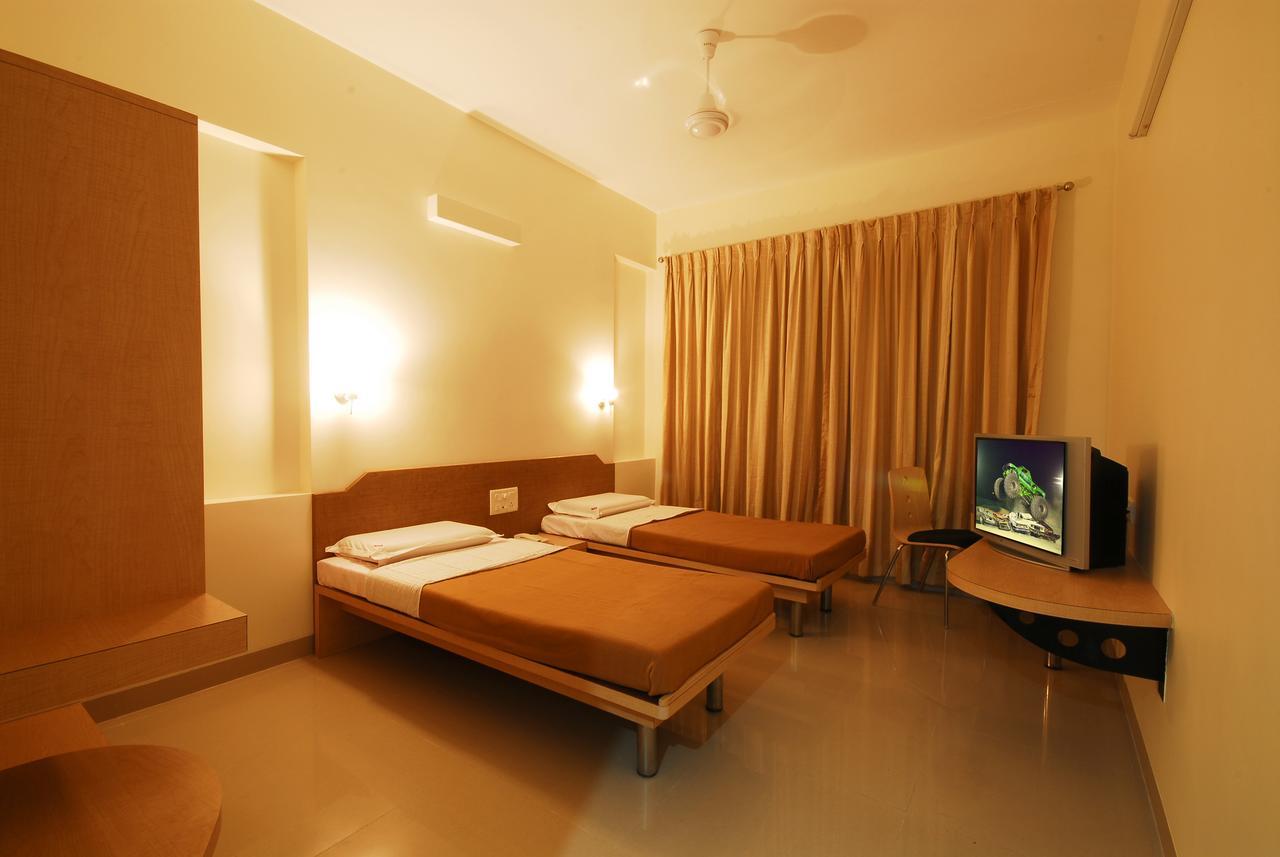נאסיק Hotel New Holiday Plaza מראה חיצוני תמונה