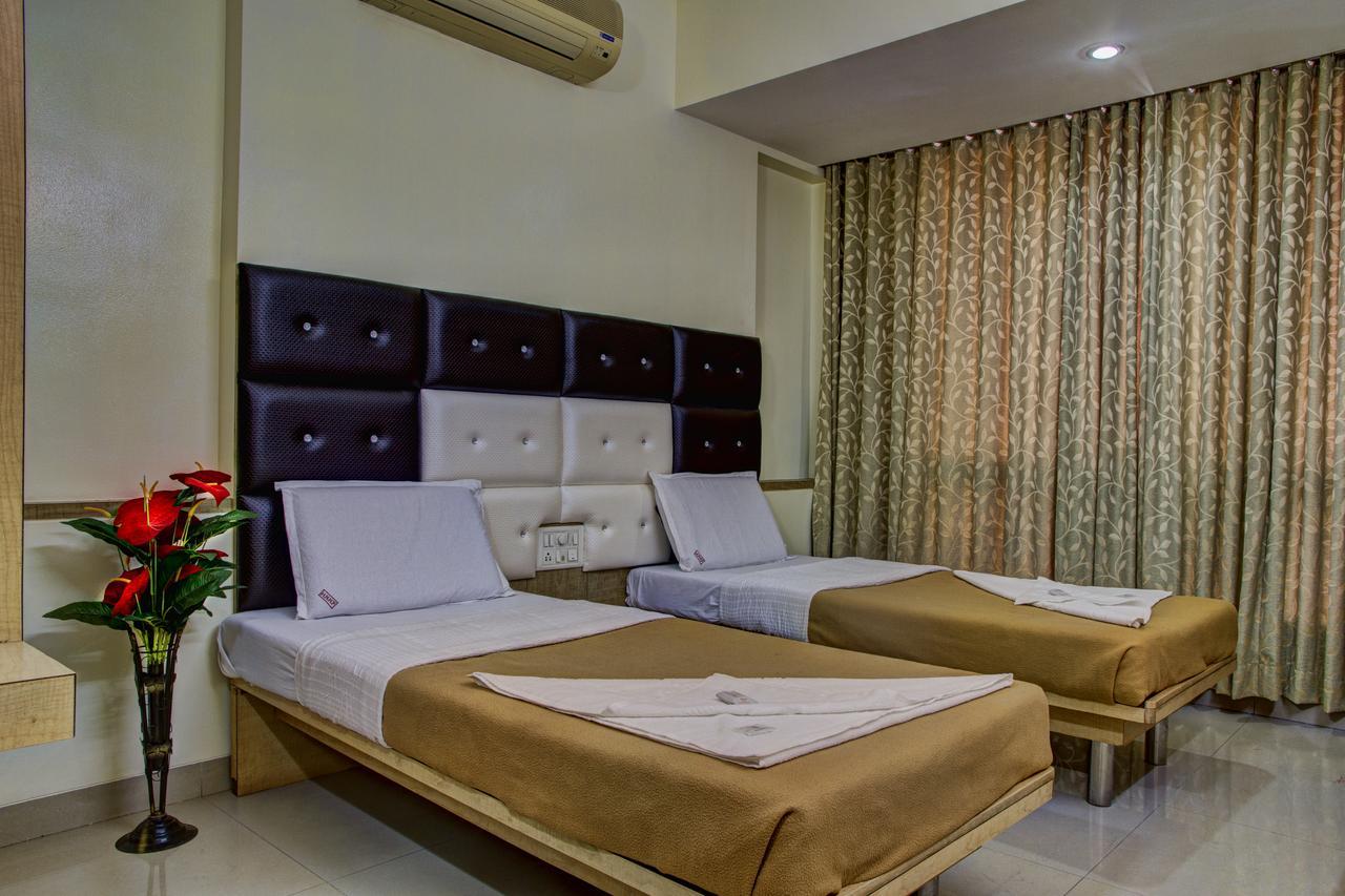 נאסיק Hotel New Holiday Plaza מראה חיצוני תמונה