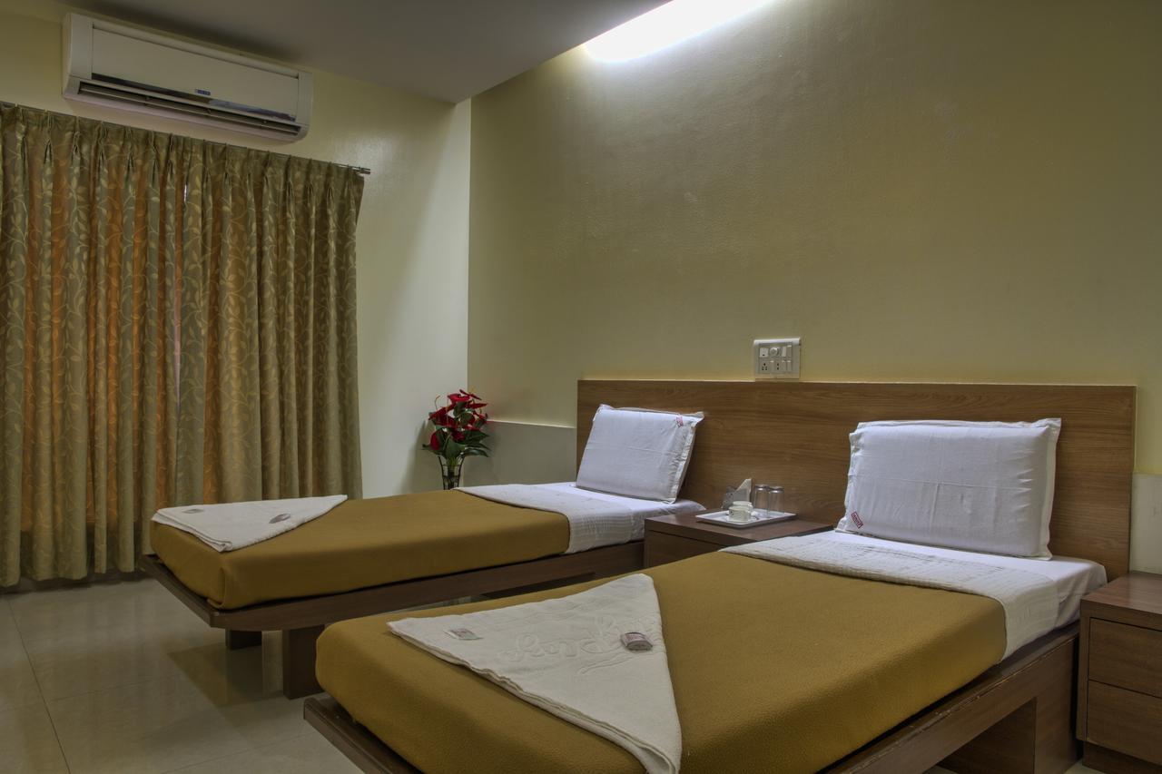 נאסיק Hotel New Holiday Plaza מראה חיצוני תמונה
